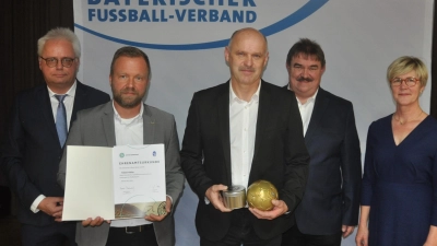 Hohe Auszeichnung für den Waldthurner Hubert Pühler. Im feierlichen Rahmen erhält er in Schwarzenfeld die DFB – Sonderehrung.<br>Im Bild von links: Kreisehrenamtsbeauftragter (KEAB) Roman Melzner, MdL Bernd Heinisch, Hubert Pühler vom FSV Waldthurn, Bezirksspielleiter (BSL) Albert Kellner sowie die Bezirksvorsitzende des Bezirksvorsitzende des Bayerischen Landes-Sportverbandes (BLSV) Barbara Hernes.<br> (Bild: Franz  Wittmann)