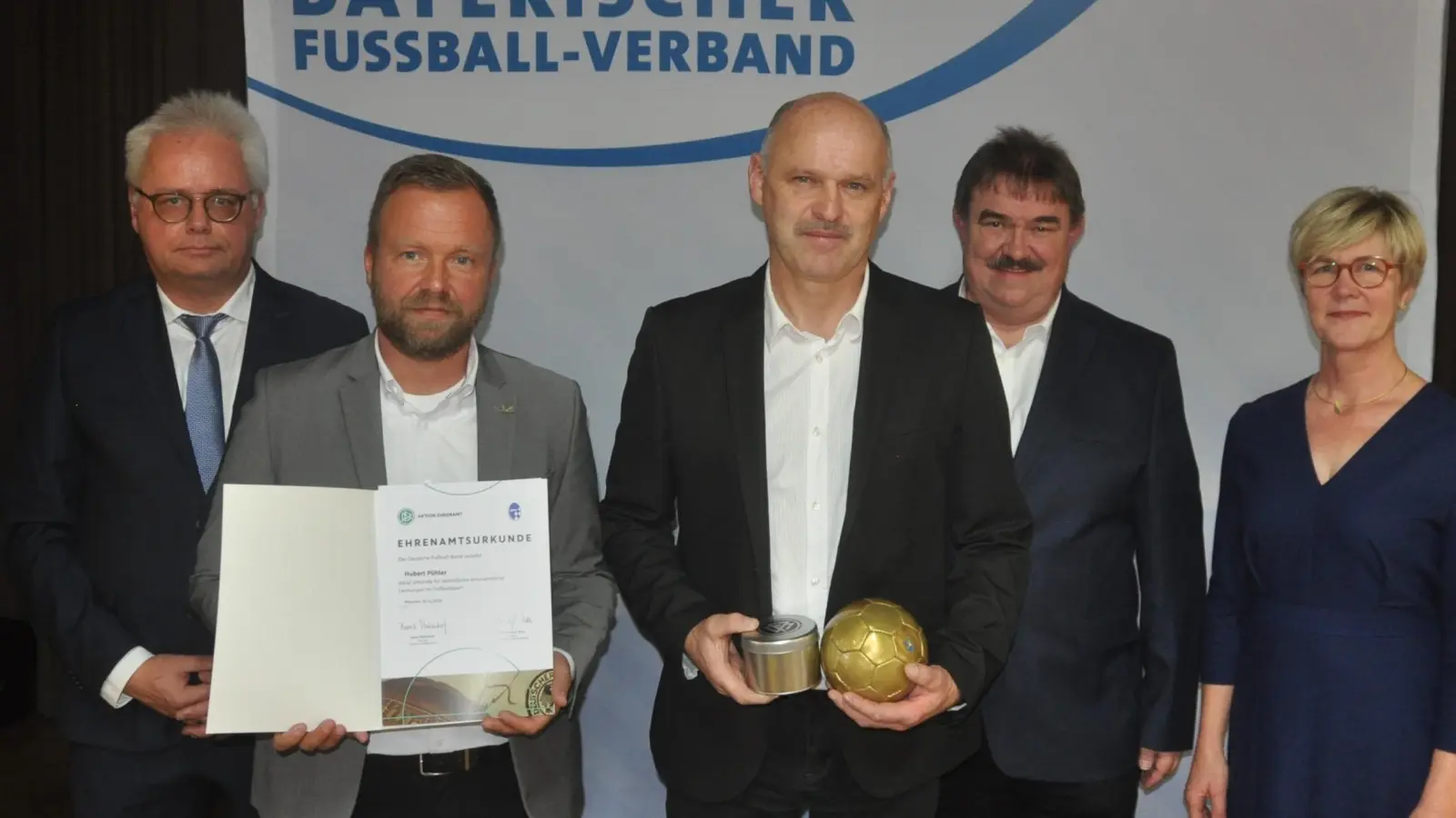 Hohe Auszeichnung für den Waldthurner Hubert Pühler. Im feierlichen Rahmen erhält er in Schwarzenfeld die DFB – Sonderehrung.<br>Im Bild von links: Kreisehrenamtsbeauftragter (KEAB) Roman Melzner, MdL Bernd Heinisch, Hubert Pühler vom FSV Waldthurn, Bezirksspielleiter (BSL) Albert Kellner sowie die Bezirksvorsitzende des Bezirksvorsitzende des Bayerischen Landes-Sportverbandes (BLSV) Barbara Hernes.<br> (Bild: Franz  Wittmann)