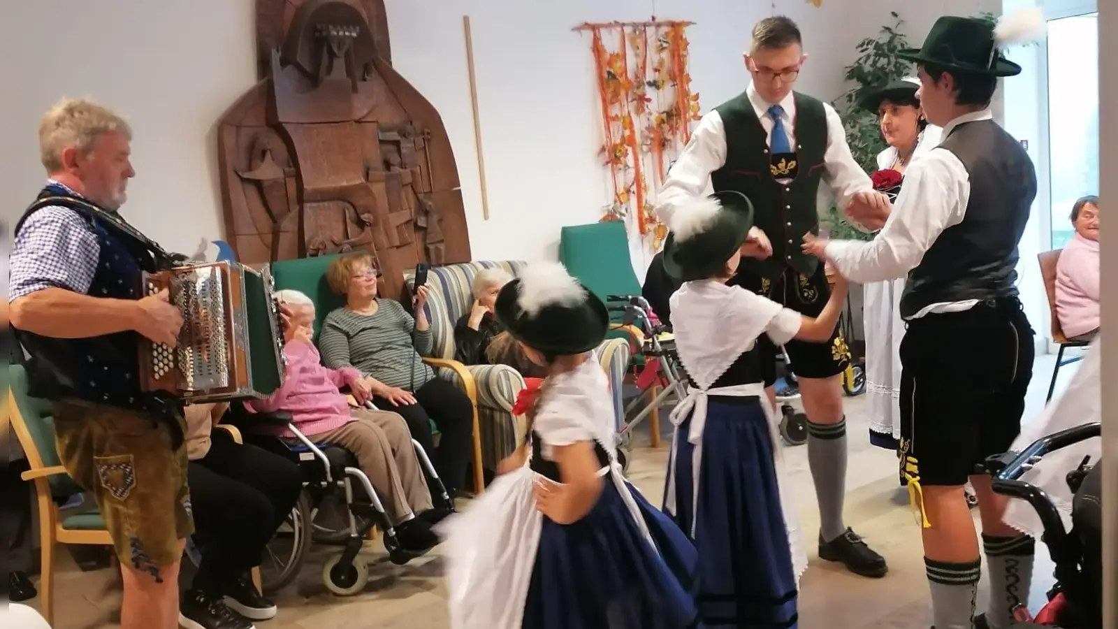 D&#39;Vilstaler tanzen beim Weinfest in der Friedlandstraße (Bild: Sylvia Benjamin)