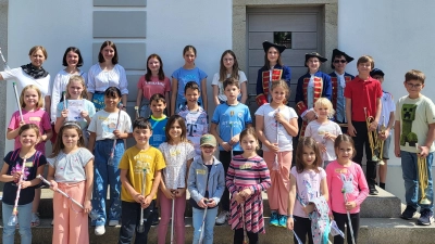 Mit Begeisterung dabei: Die jungen Teilnehmerinnen und Teilnehmer des Musik-Entdecker-Tags präsentieren stolz ihre selbstgebauten Türmerhörner. (Bild: Christoph Ahlemeyer)