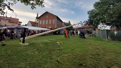 Aufrichten des „Kirwabaumes“ mit Hilfe der „Schwalben“ und ausschließlich Muskelkraft am Gelände neben dem Feuerwehrhaus.  (Bild: Georg Schraml)