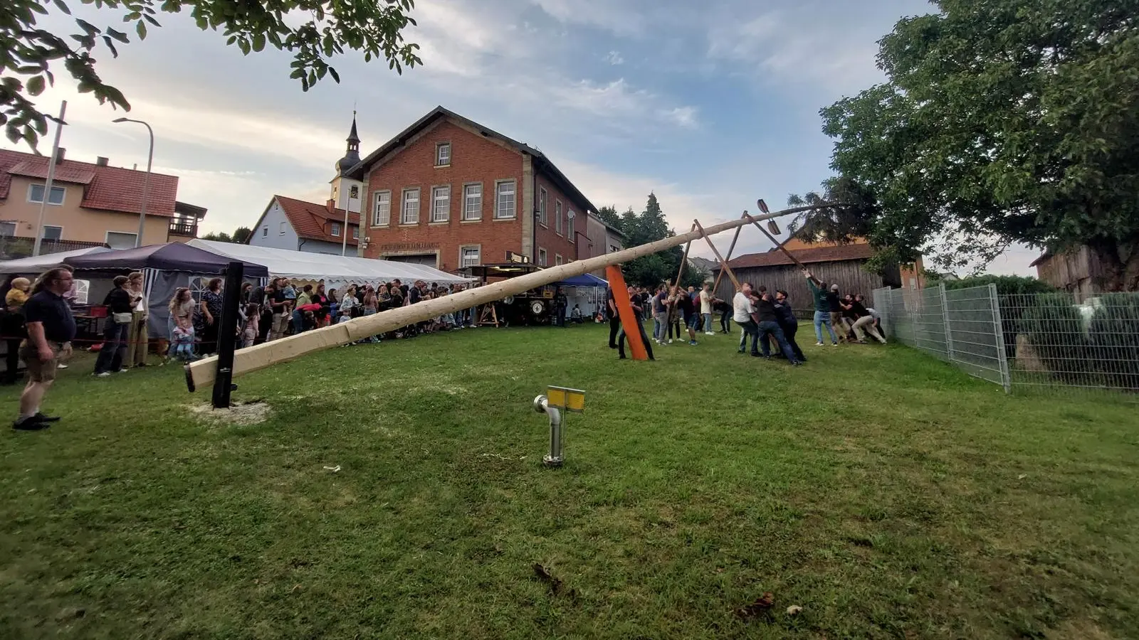 Aufrichten des „Kirwabaumes“ mit Hilfe der „Schwalben“ und ausschließlich Muskelkraft am Gelände neben dem Feuerwehrhaus.  (Bild: Georg Schraml)