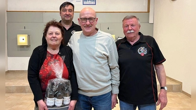 Auf dem Foto von links vorne: Angelika Kreuzer und Josef Singer die zwei Geburtstagskinder, Kurt Falk Kurt 1.Schützenmeister, 2. Reihe: Mario Pfadenhauer Sportleiter (Bild: Joshua Pfadenhauer)