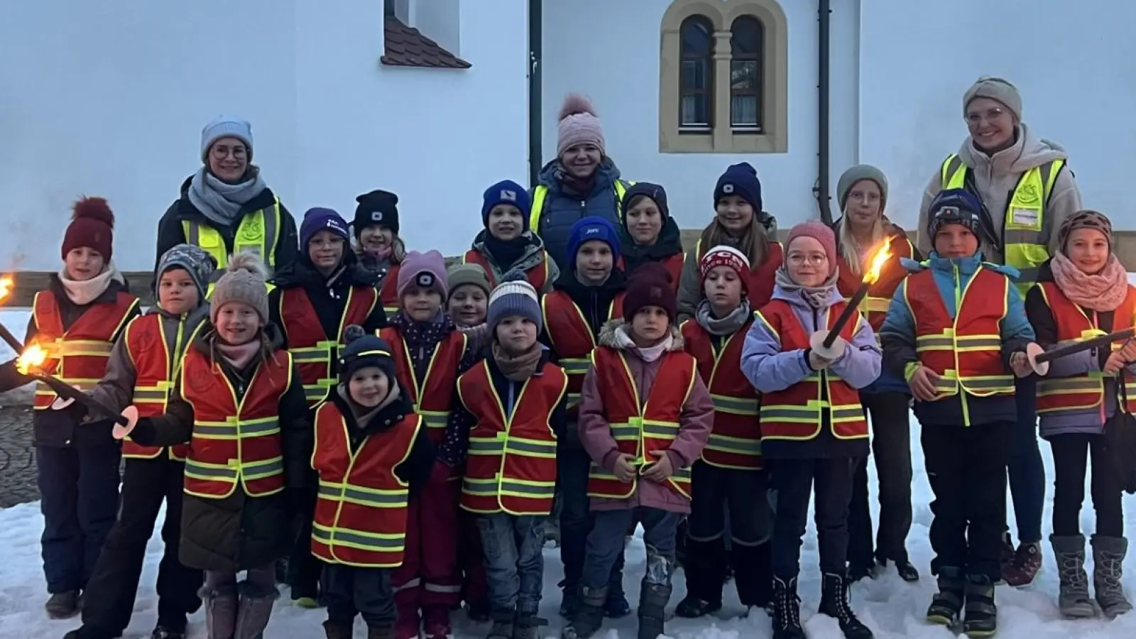 Mitglieder der Kinderfeuerwehr Etsdorf bei ihrer Fackelwanderung mit den Warnwesten, die sie am Gründungstag von Roland Dünisch erhalten haben (Bild: Maximilian Kleinod)