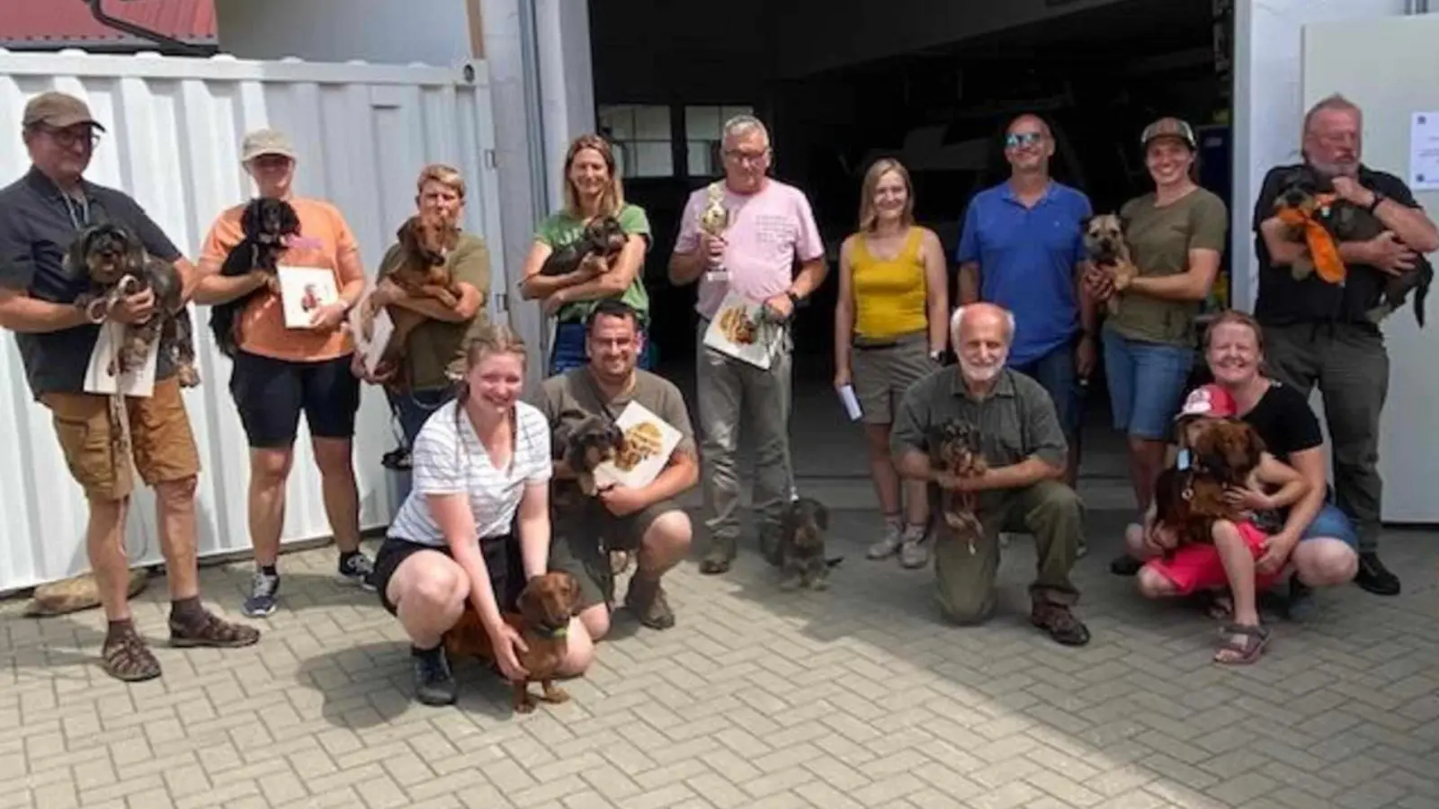 von links nach rechts vorne: Katharina Rothert, Grafengehaig mit Artus v. d. Geistertannen FCI (Waldemar), Bernhard Rettinger, Windischeschenbach mit Martha-Frieda v. d. Heinlbande, Wunibald Heinl, Pressath mit Mira v. d. Heinlbande, Susanne Karban, Erbendorf mit Töchterchen Alma und Emil vom Wetzstein, <br>hinten: Hansjörg Behr. Creußen mit Polina vom Kapitän, Larissa Gerl, Nittenau mit Daisy vom Sandlohbach FCI, Yvonne Vetter, Bad Steben mit Joker v. d. Eddyland Ranch FCI, Gitte Wohlleben, Hof mit Internet Affair Vitoraz (Mini), Tagessieger Markus Wunderlich, Pechbrunn mit Urik z Dianina reviru (Bruno), Prüferin Ramona Baskurt, Ausbilder- und Prüfungsleiter Jürgen Herrmann, Lena Bächer, Waldershof mit Border Terrier Ernest (Easy Peasy) und Peter Frisch, Creußen mit Ignatz-Poldi v. Chamer Steinbruch. (Bild: Kornelia Heinl)