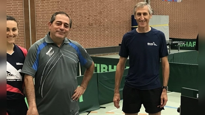 Markus Schäffler, Spartenleiter Tischtennis des TB Jahn Wiesau, begrüßte den Referenten des Bayer. Tischtennisverbandes, Munir Jassem, zur C-Lizenz-Trainerfortbildung in Wiesau. Munir ist mehrfacher arabischer und irakischer Meister und ehem. Nationaltrainer und lebt seit über 20 Jahren in Bayern. (Bild: Markus Schäffler)