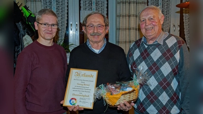 von links: 2. Vorstand Martin Grötsch, Georg Birner freut sich über die Anerkennung, 1. Vorstand Alois Hubmann  (Bild: Thomas Enslein)