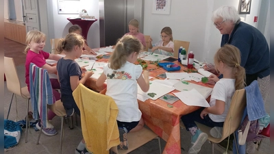 Die Kinder beim Gestalten ihrer Taschen. (Bild: Erika Rahm)