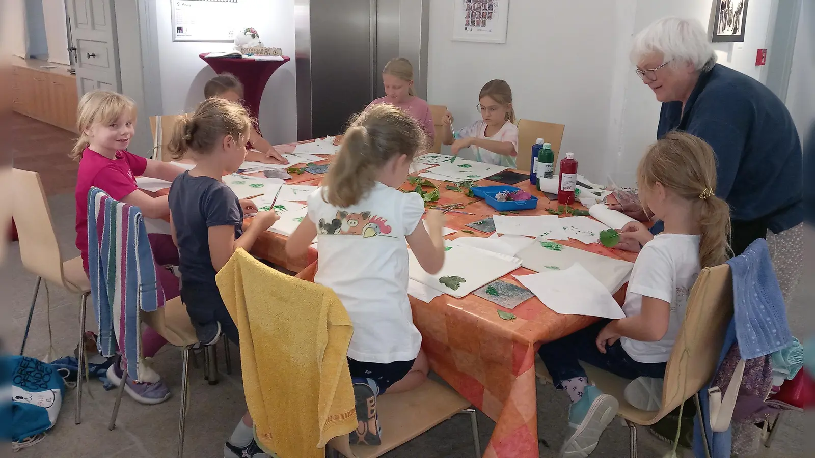 Die Kinder beim Gestalten ihrer Taschen. (Bild: Erika Rahm)