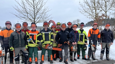 Gruppenbild Aufbaulehrgang Motorsäge mit Spannungssimulator (Bild: Florian Schießl)