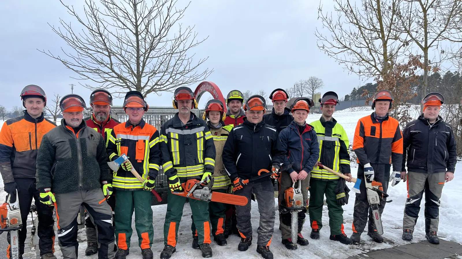 Gruppenbild Aufbaulehrgang Motorsäge mit Spannungssimulator (Bild: Florian Schießl)