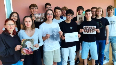 Die Lehrkräfte OStR Michael Horn und StDin Andrea Konrad begleiteten das Projekt „Podcast für die Landesausstellung in Freyung”. (Bild: Michael Horn)