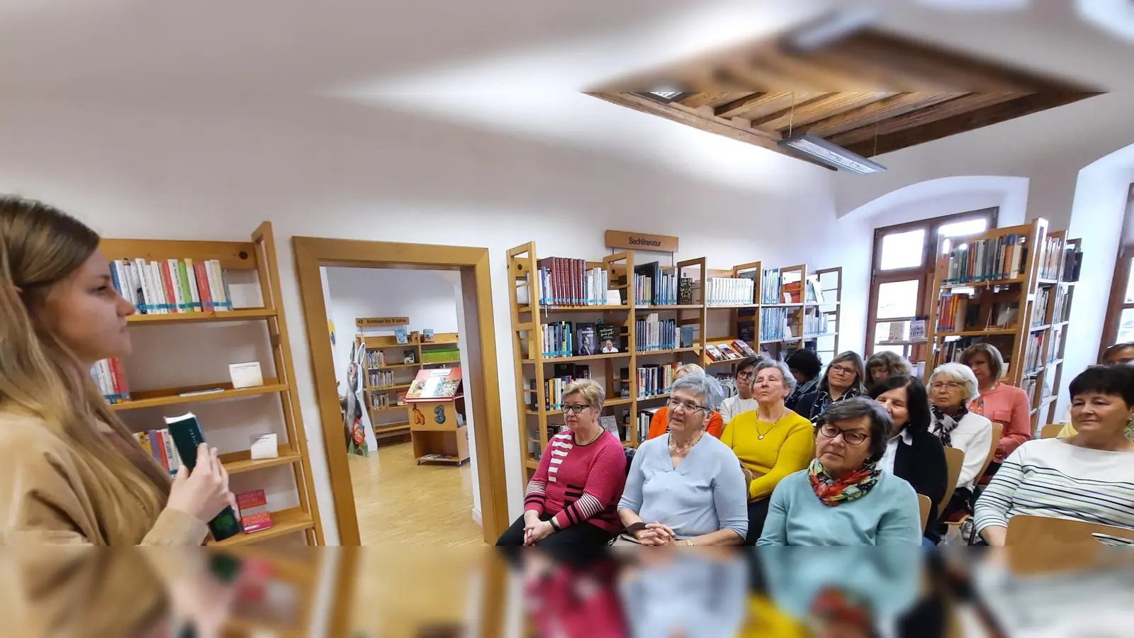 Jana Zwack stellt ihr Lieblingsbuch „Das Leuchten der Rentiere” vor.  (Bild: Brigitte Hammer)