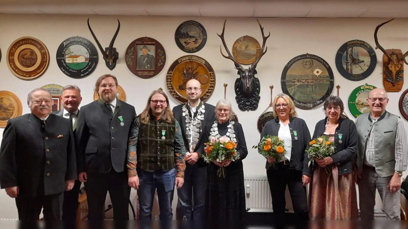 Von links: Ehrenmitglied L. Mayer, 1. Schießleiter N. Franzel, 2. Ritter R. Holzner, 1. Ritter M. Zeitler, Schützenkönig O. Nitzbon, Schützenliesl H. Lottner, 1. Zofe S. Hammer, 2. Zofe E. Schönfelder, 3. BGM H. Blödt. (Bild: Gabi Nitzbon)