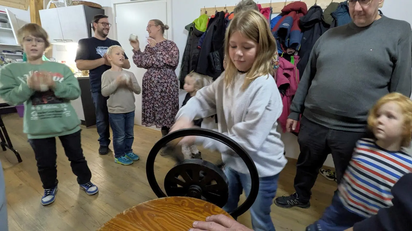 Wer wollte durfte selbst Hand anlegen, die Anderen waren kräftig am Schütteln ihres Glases und alle waren erfolgreich. (Bild: Christian Summer)