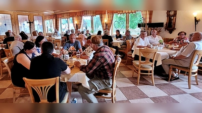 Die Kaffeestunde im Erlhof mit dem Geselligkeitsverein „Unter Uns“ war verbunden mit viel Geselligkeit nach dem Motto: Geselligkeit pflegen –glücklicher leben. (Bild: Siegfried Walbrunn)