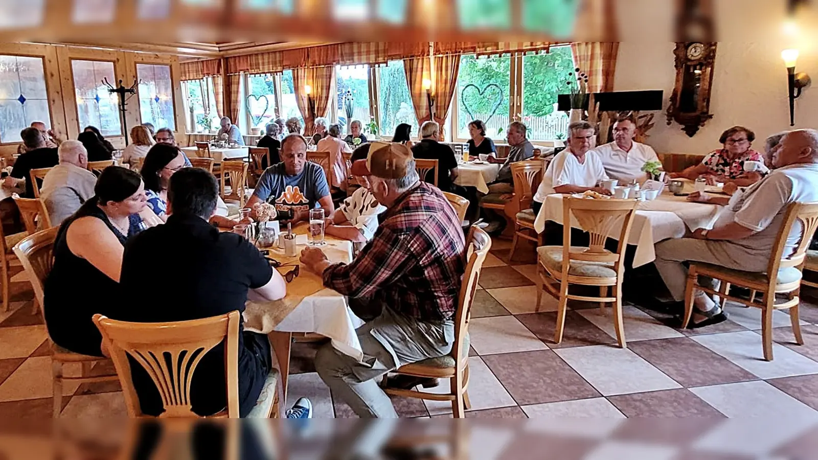 Die Kaffeestunde im Erlhof mit dem Geselligkeitsverein „Unter Uns“ war verbunden mit viel Geselligkeit nach dem Motto: Geselligkeit pflegen –glücklicher leben. (Bild: Siegfried Walbrunn)