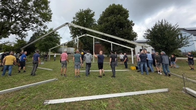 Helfer beim Zeltaufbau für das 150-jährige Jubiläum der FFW Kaimling. (Bild: Josef Hirmer)