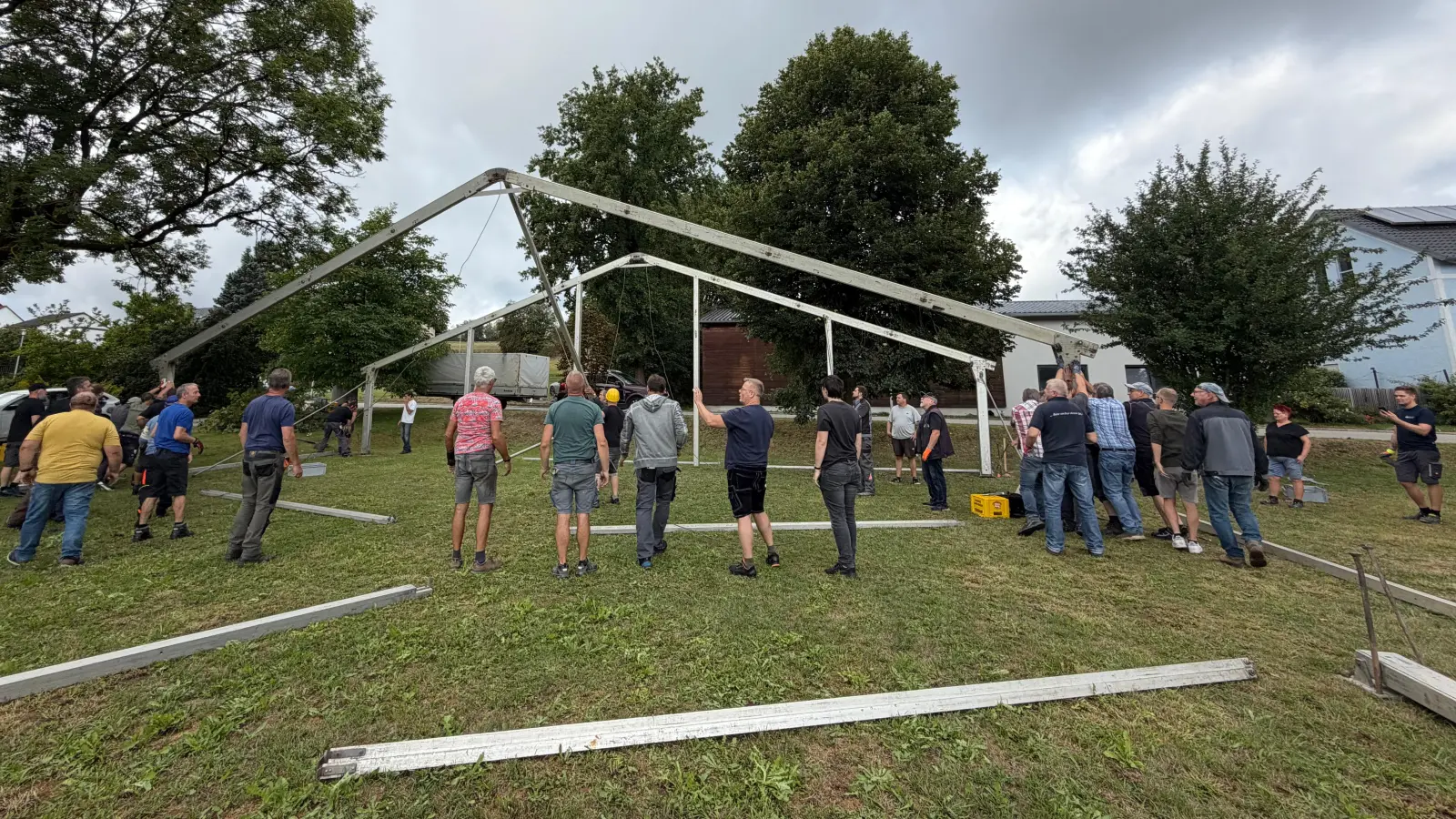 Helfer beim Zeltaufbau für das 150-jährige Jubiläum der FFW Kaimling. (Bild: Josef Hirmer)