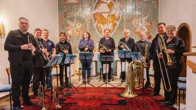 Der Posaunenchor im Altarraum (Bild: Werner Gentzwein)