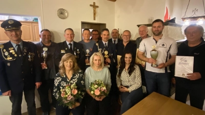 Ehrungen bei der SRK Hohenhard: Im Bild vorne von links Anna Hauptmann, Kerstin Schraml, Bürgermeisterin Margit Bayer, stehend von links Vorsitzender Anton Hauptmann, Christian Fröhlich, Thomas Bauriedel, Roland Tröger, Bernd Schraml, Robert Reindl, Erhard Sammeth, Thomas Panzer, Anton Spörrer, ganz hinten Markus Greger und Thomas Schimmel. (Bild: Anton Hauptmann/exb)