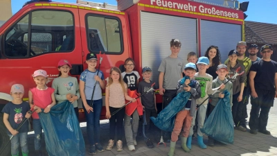 Die Mitglieder der Kinder- und Jugendfeuerwehr Großensees zusammen mit Kommandant Thomas Lindner (rechts) und Vorsitzenden Matthias Härtl (2.v.r.). (Bild: Kerstin Voith)
