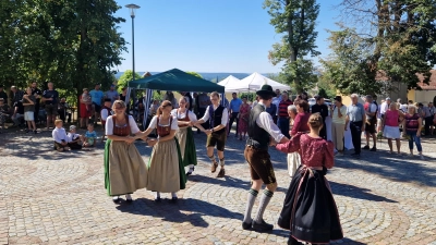 Nicht nur Gottesdienst wurde auf dem Miesberg gefeiert. Gesungen, musiziert und getanzt hat die Familie der Trachtler mit ihren zahlreichen Gästen auf dem Kirchhof. (Bild: Manfred Bäumler)