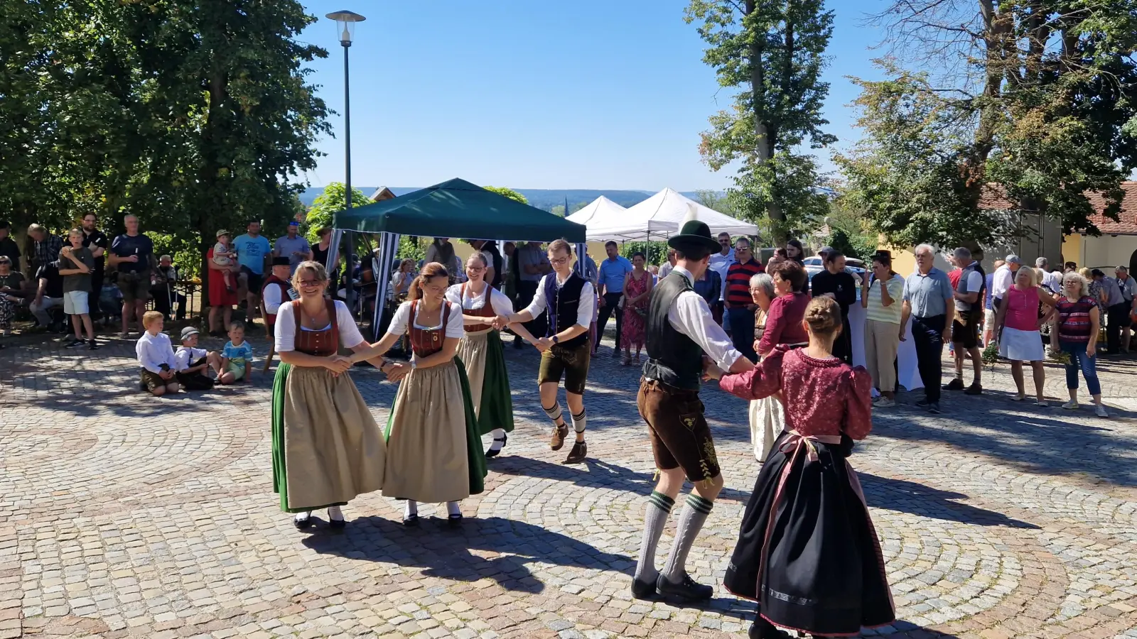 Nicht nur Gottesdienst wurde auf dem Miesberg gefeiert. Gesungen, musiziert und getanzt hat die Familie der Trachtler mit ihren zahlreichen Gästen auf dem Kirchhof. (Bild: Manfred Bäumler)