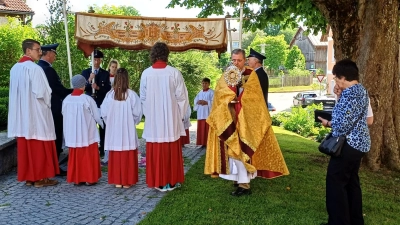 Segen beim vierten Altar am Kriegerdenkmal (Bild: Rita Zitzmann)