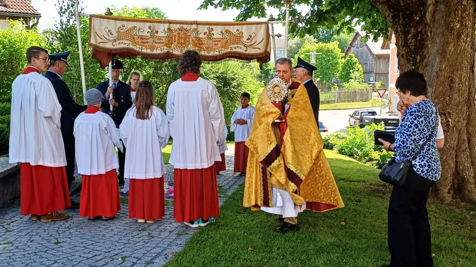 Segen beim vierten Altar am Kriegerdenkmal (Bild: Rita Zitzmann)