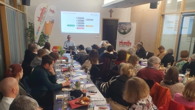 Der Verein „Weiden ist bunt” bei seiner ersten Versammlung 2024. (Bild: Nico Erhardt/exb)