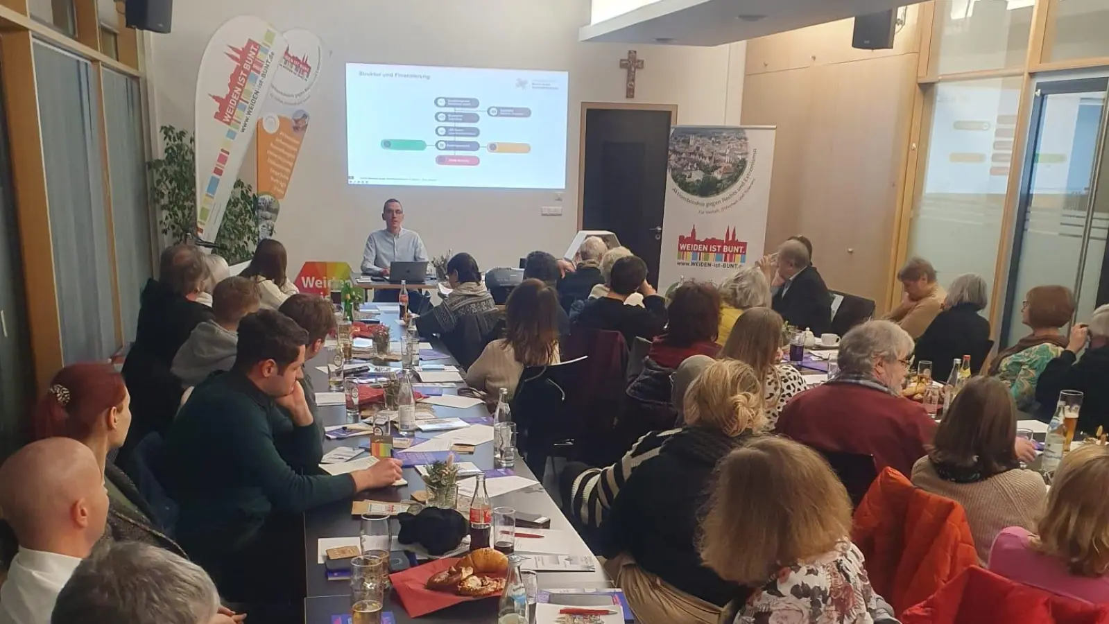 Der Verein „Weiden ist bunt” bei seiner ersten Versammlung 2024. (Bild: Nico Erhardt/exb)