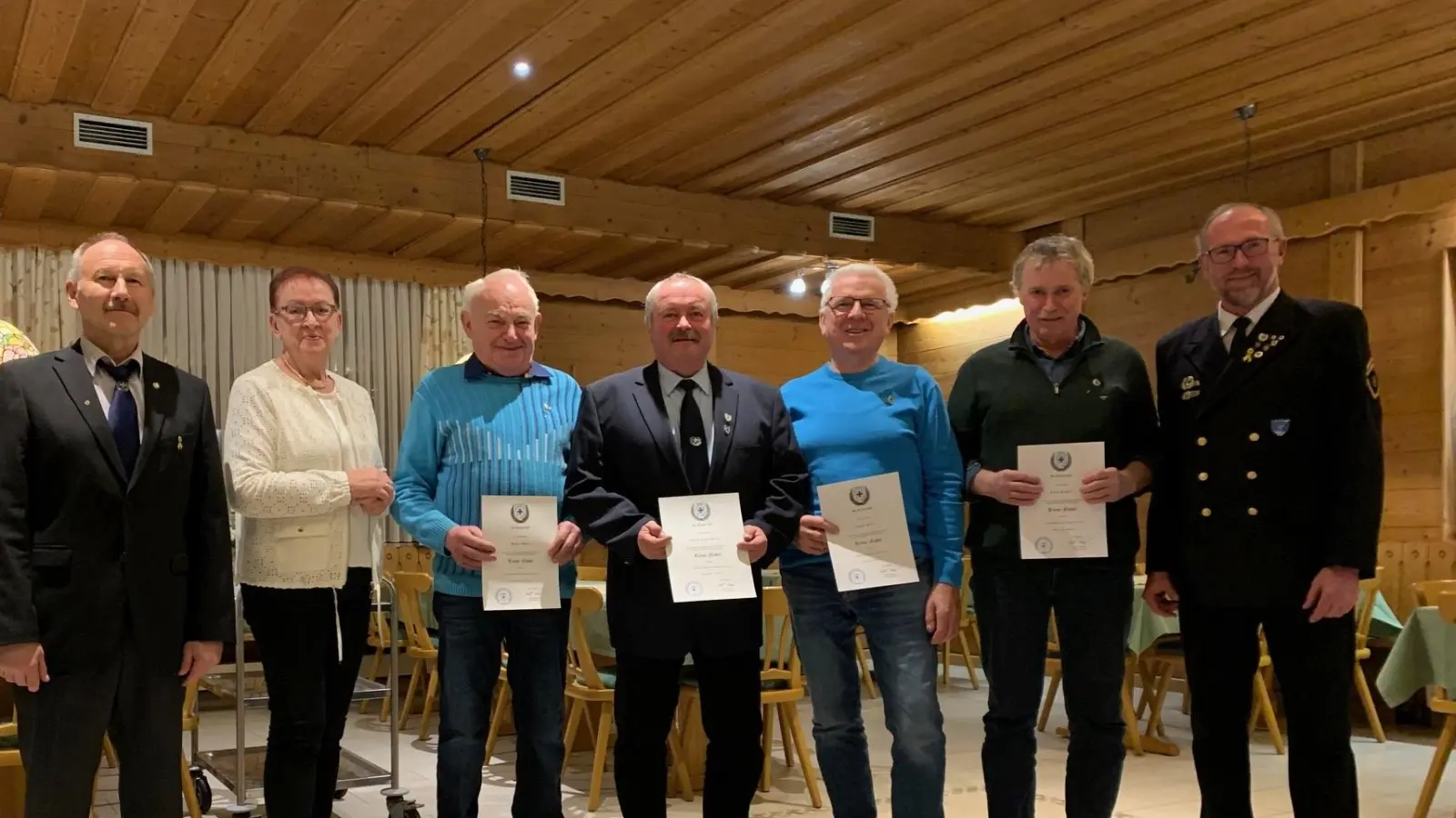 Ehrung langjähriger Mitglieder (von links) BSB-Kreisvorsitzender Manfred Zettl, 2. Bürgermeisterin Maria Sauer, Hans Mois, Josef Trottmann, Josef Witt, Otto Fichtl, 1. Vorstand Martin Höning (Bild: Martin Höning )