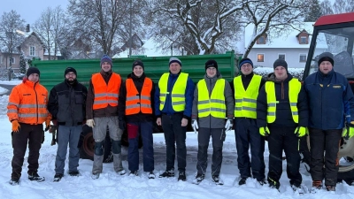 Im Bild ein Teil der zahlreichen Helferinnen und Helfer der JU beim Start am Waldsassener Festplatz. (Bild: Max Siller)