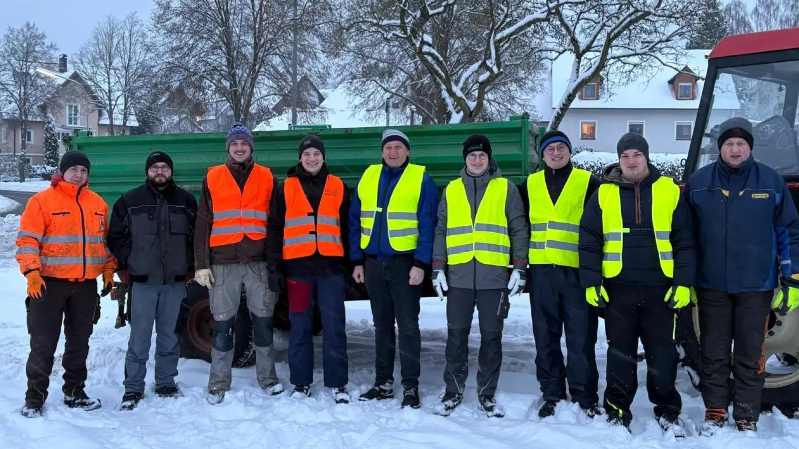 Im Bild ein Teil der zahlreichen Helferinnen und Helfer der JU beim Start am Waldsassener Festplatz. (Bild: Max Siller)