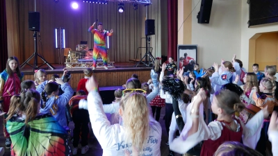 Ein voller Erfolg war der Kinderfasching der BRK-Bereitschaft Waldsassen in der Stadthalle. DJ Urbi brachte mit dem BRK-Team gute Stimmung unter die Besucher. (Bild: Florian Müller)