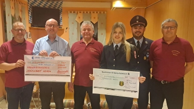 Der VKKK Ostbayern sowie die Weiherner Löschkids durften sich über Spenden freuen.Von links :Chorleiter Christian Dorner, Alexander Koller, Vorstand Josef Zimmermann sen.,Sophia Haider, Markus Graf und zweiter Vorstand Johann Oppitz.  (Bild: Hans Schlosser)