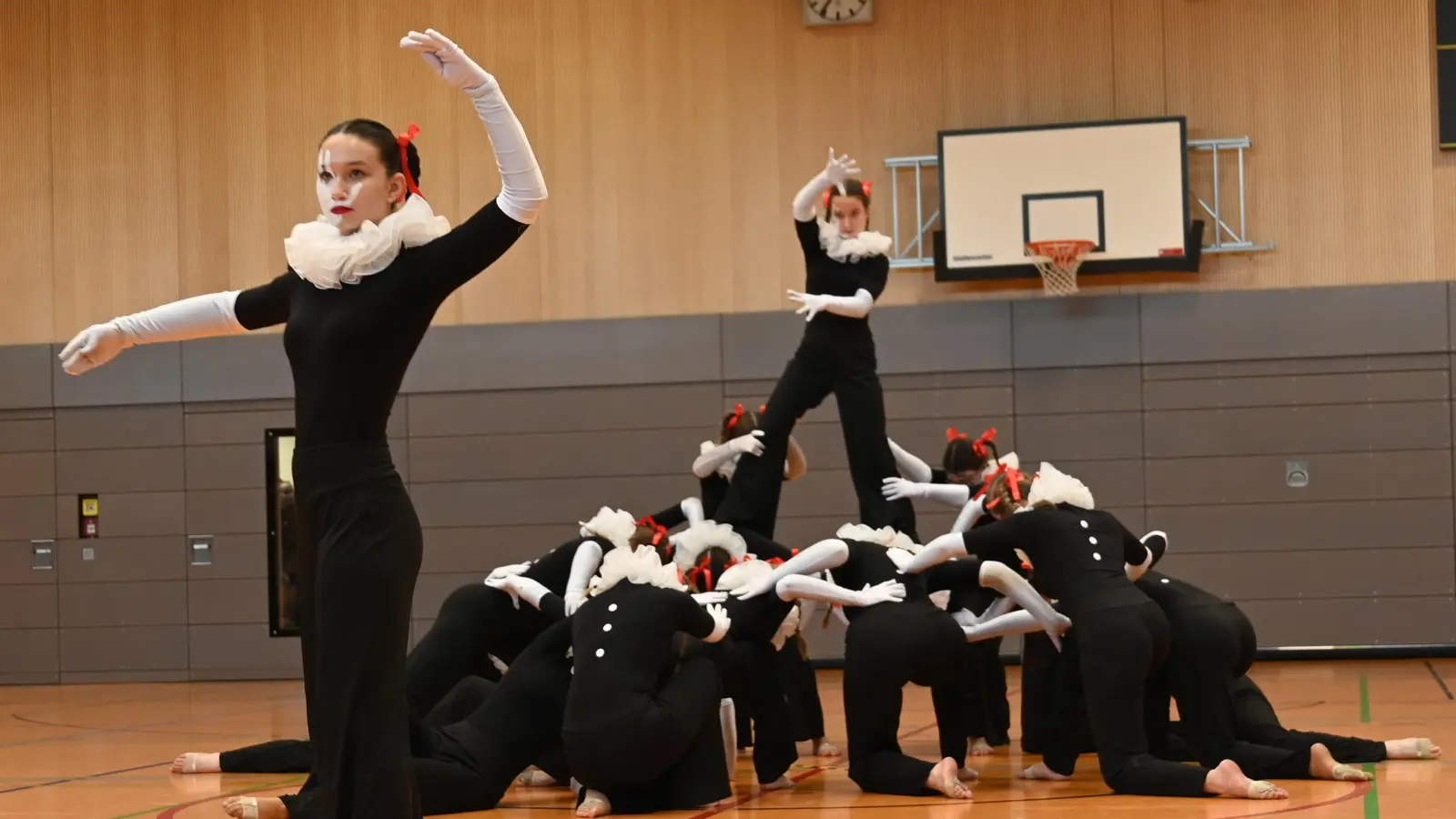 Die Tänzerinnen der Alterklasse 1, gefangen im eleganten Spiel der Fäden – wie lebendige Marionetten. (Bild: Ramona Gilch)