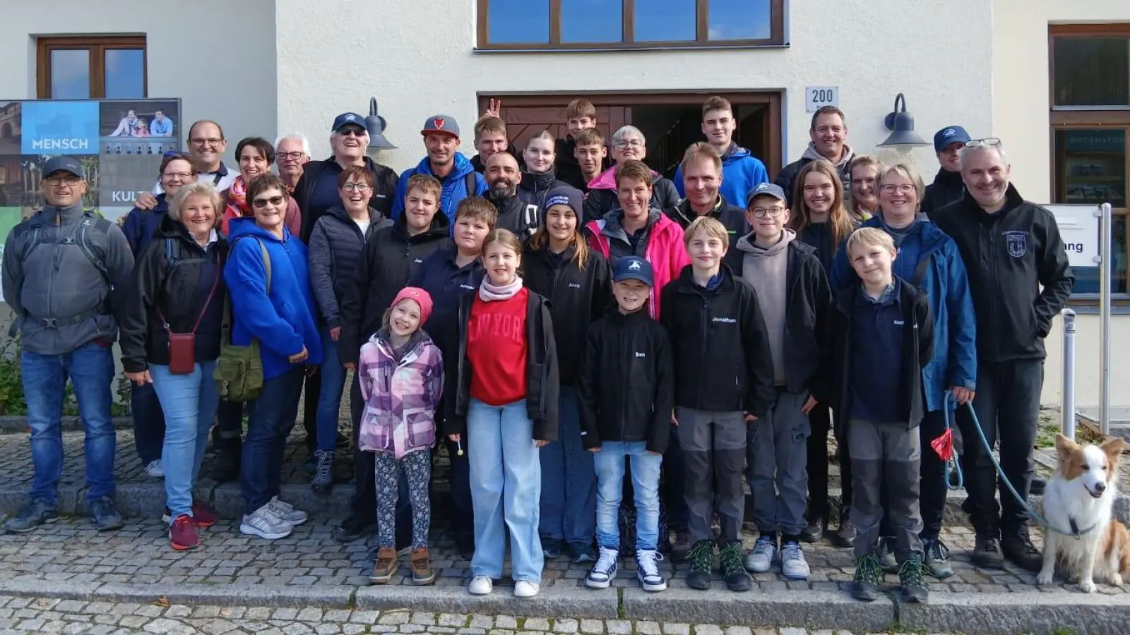Einen informativen und fröhlichen Saisonabschluss erlebte die ASC-Gruppe beim Tagesausflug in´s Freilandmuseum in Perschen (Bild: Michael Luber)
