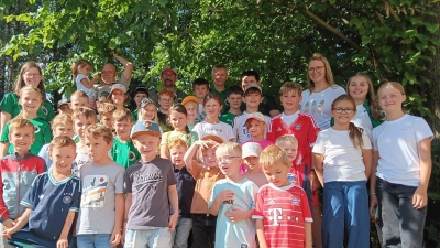 32 Kinder beteiligten sich an der Ferienprogramm-Aktion des Großenseeser Schützenvereins. Über das Interesse freuten sich (hinten, von links) Jugendleiterin Christine Gradl, Vorsitzender Helmut Kipferl, die beiden Jugendleiter Andreas Werner und Josef Haberkorn sowie Jugendbeauftragte Alexandra Burger. (Bild: Tanja Wettinger)