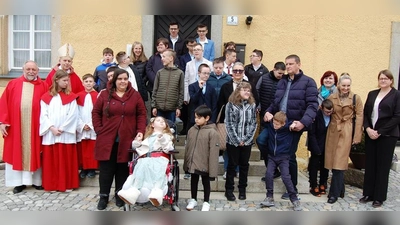 20 Mädchen und Buben aus der Förderschule des Heilpädagogischen Zentrums in Irchenrieth empfingen von Weihbischof Reinhard Pappenberger aus Regensburg in der Pfarrkirche St. Ulrich in Michldorf das Sakrament der Firmung. (Bild: Albert Gruber)