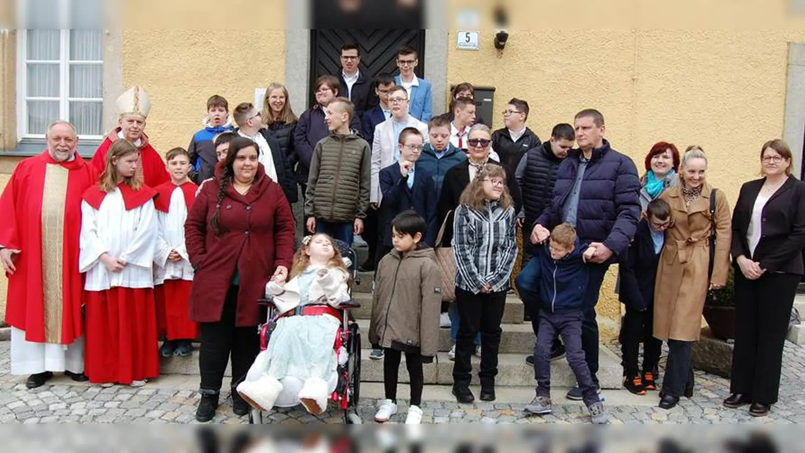 20 Mädchen und Buben aus der Förderschule des Heilpädagogischen Zentrums in Irchenrieth empfingen von Weihbischof Reinhard Pappenberger aus Regensburg in der Pfarrkirche St. Ulrich in Michldorf das Sakrament der Firmung. (Bild: Albert Gruber)