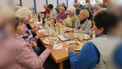 Senioren feiern Erntedank und Kirwa mit Brotzeit.  (Bild: Annemarie Mösbauer)