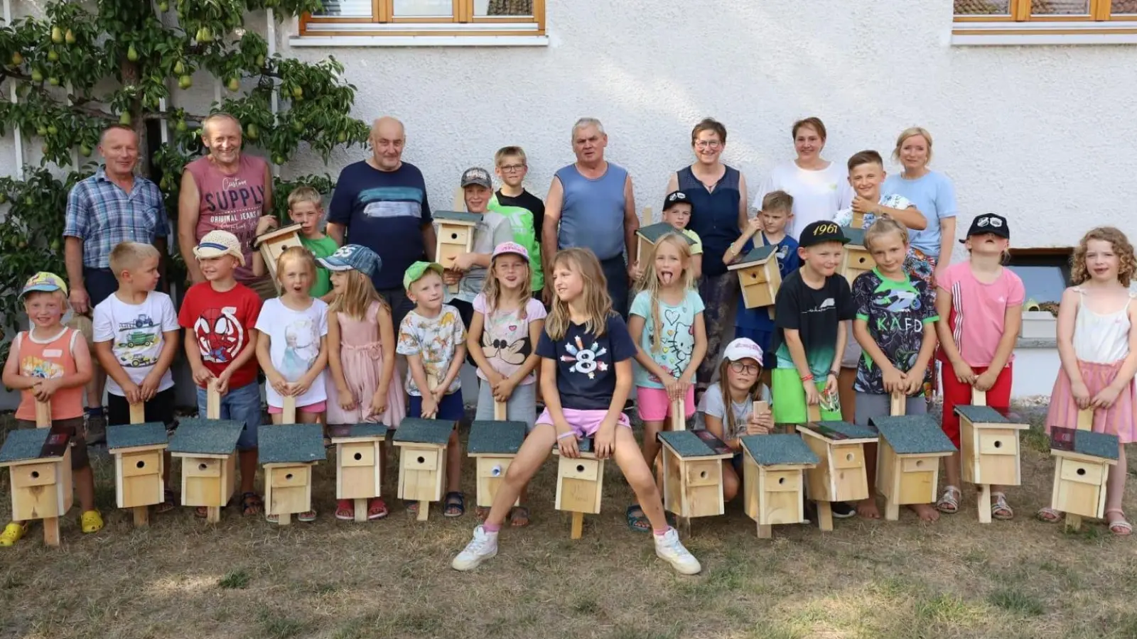 Nach einem erfolgreichem Nachmittag sind die Kinder stolz auf ihr Werk. (Bild: Ulrike Kiendl)