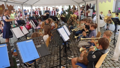 Unter der Anleitung von Sophie Rüth (l.) traten die Kinder der Bläserklasse zusammen mit dem Großen Orchester des Vereins auf. (Bild: Michael Rabenhofer)