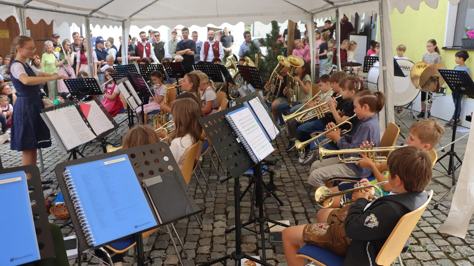Unter der Anleitung von Sophie Rüth (l.) traten die Kinder der Bläserklasse zusammen mit dem Großen Orchester des Vereins auf. (Bild: Michael Rabenhofer)