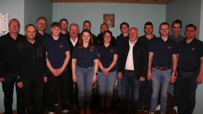 Der neugewählte Vorstand des Fördervereins der Freiwilligen Feuerwehr der Stadt Schnaittenbach mit v. l. Kreisbrandrat Christof Strobl, Kreisbrandinspektor Michael Iberer, Markus Nagler, Emil Uschold, Martin Röbl, Fredi Weiß, Claudia Weiß, Kommandant Lucas Reindl, Markus Frauendorfer, der neuen Vorsitzenden Iris Schallmo, Julia Mutzbauer, Bürgermeister Marcus Eichenmüller, Michael Demleitner, Michael Hottner, Sebastian Reindl und dem scheidenden Vorsitzenden und Kommandanten Michael Werner.  (Bild: Ulrich Reindl)