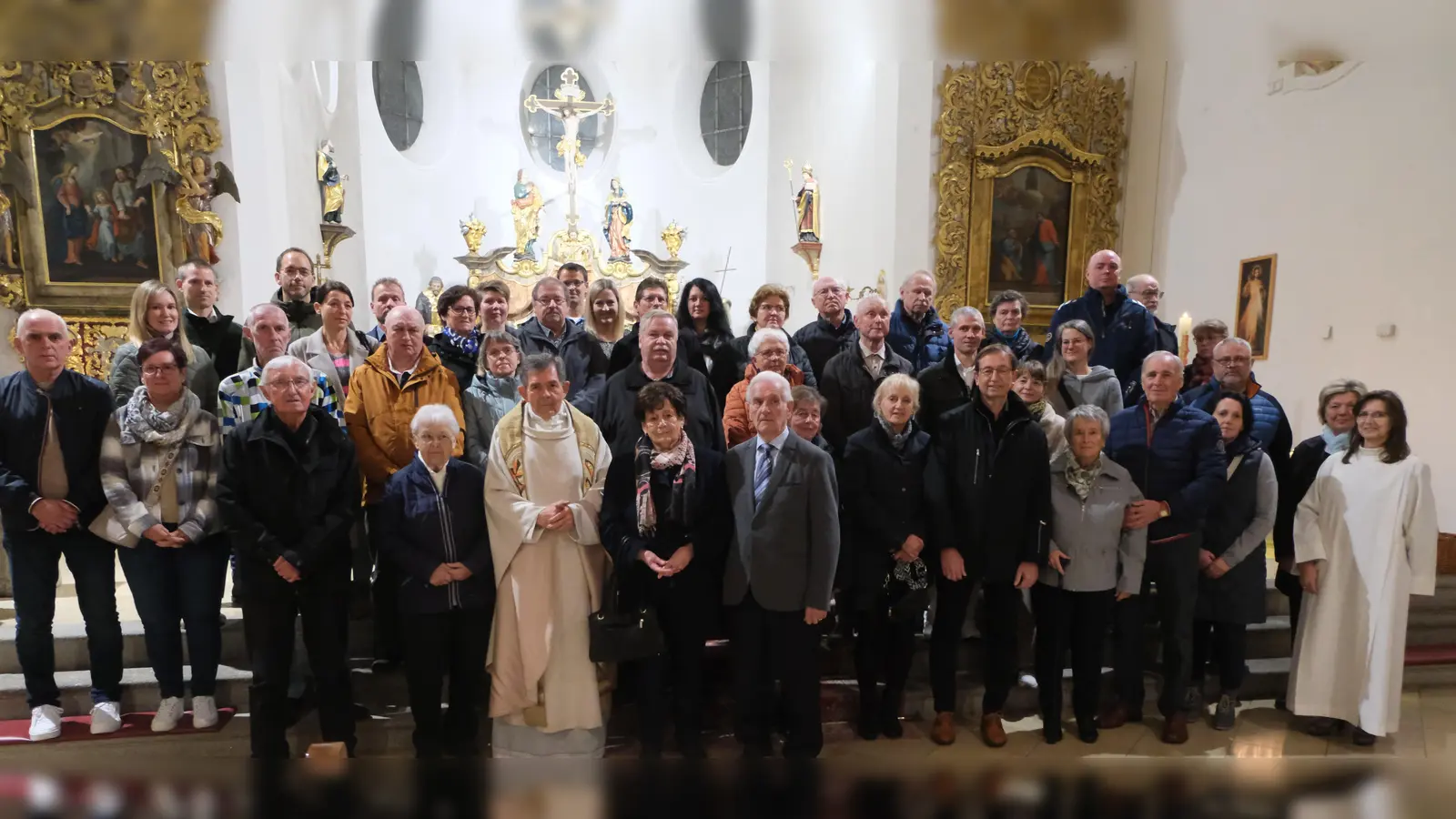 23 Ehepaare feierten am Samstag in der katholischen Pfarrkirche St. Johannes der Täufer mit Pfarrer Max Früchtl Jubiläum. (Bild: Fred Lehner)