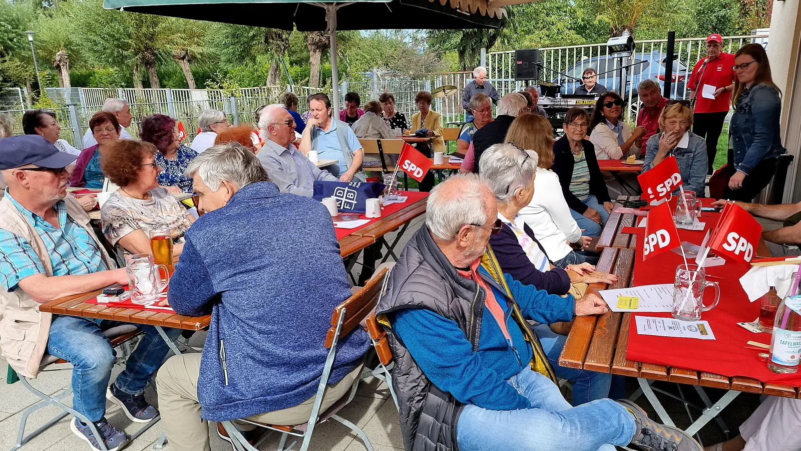 Musik, Geselligkeit und kulinarische Köstlichkeiten: All das erlebten die Besucherinnen und Besucher beim Terrassenfest des SPD-Ortsvereins Weiden-Ost/Hammerweg. (Bild: Reinhard Kreuzer)