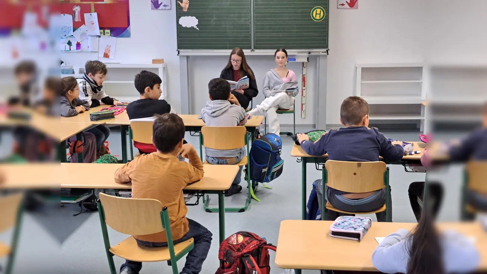 Hanna Dietl und Hanna Voith (von links) lasen den Zweitklässlern die „Freundschaftsgeschichten vom Franz” vor. (Bild: Elfriede Weiß)